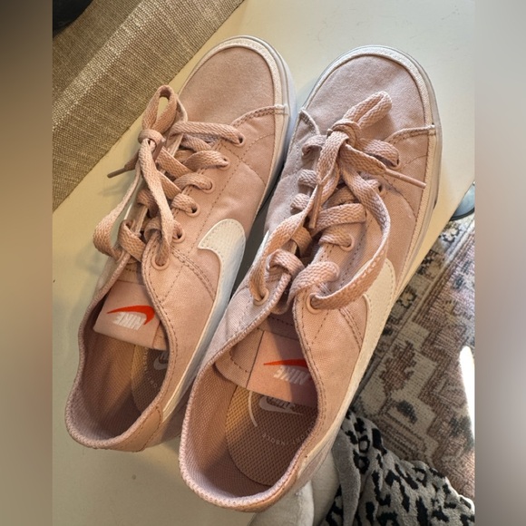 Nike - Picture 2 of 3